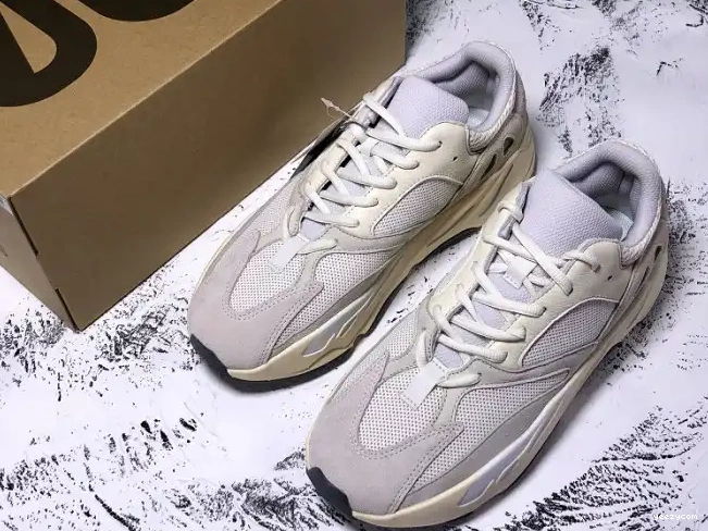 Yeezy Boost 700 Adidas EG7596 Analog 0704